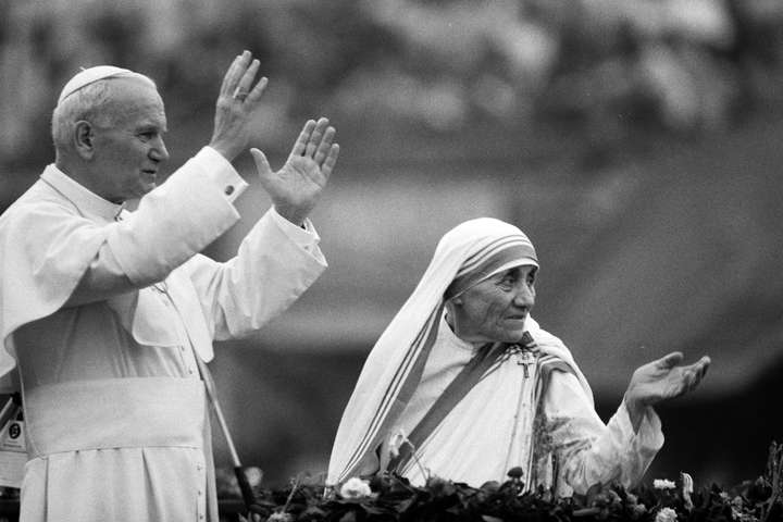La Madre Teresa y al Papa Juan Pablo II saludando a los presentes en el hogar Nirmal Hriday, en Calcuta, en 2013. Foto AFP