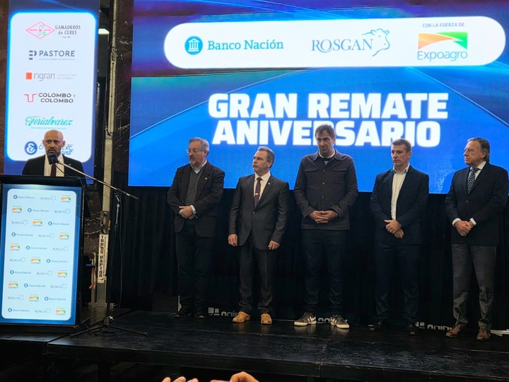 El ministro de Desarrollo Productivo de Santa Fe, Gustavo Puccini, estuvo en el Remate Gran Aniversario del Rosgan en Rosario.