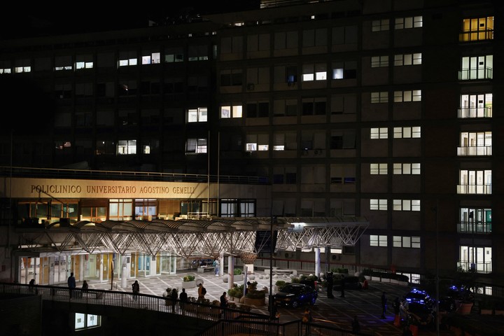 Una vista general muestra el exterior del Hospital Gemelli en Roma, Italia. Foto Reuters