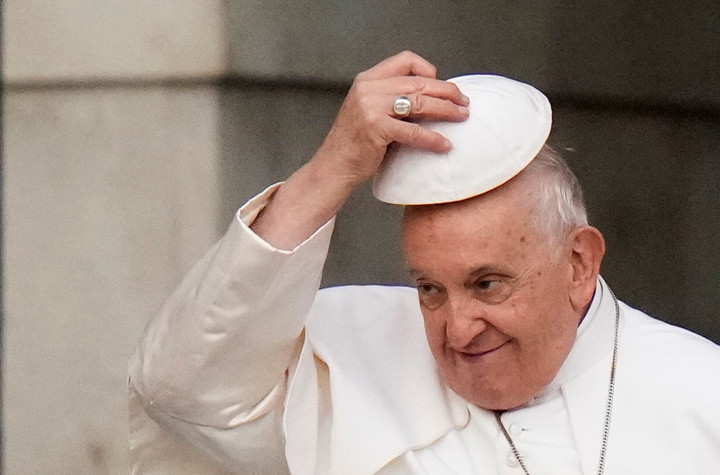 El papa Francisco se sujeta el solideo a su llegada a la audiencia general semanal en la Plaza de San Pedro, en el Vaticano, el miércoles 18 de octubre de 2023. Foto AP