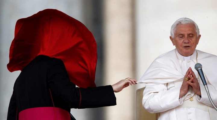 El papa Benedicto XVI durante la audiencia general de los miércoles en la Plaza de San Pedro, en el Vaticano, el 2 de junio de 2010. Foto Reuters