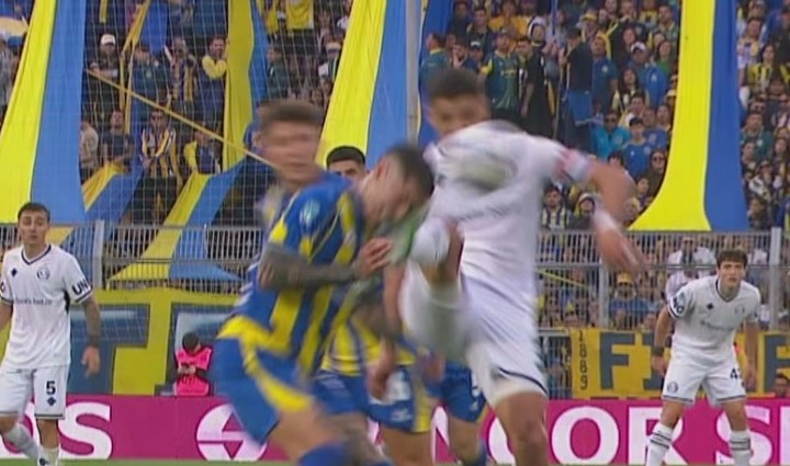 El impacto de la patada de Arce a Gastón Ávila.