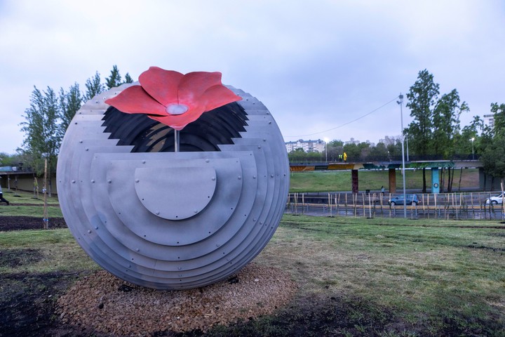 La escultura "Semilla de Kalanit", del artista argentino Emiliano Sacco, en el centro del Bosque Nova mendocino. Foto: Marcelo Álvarez